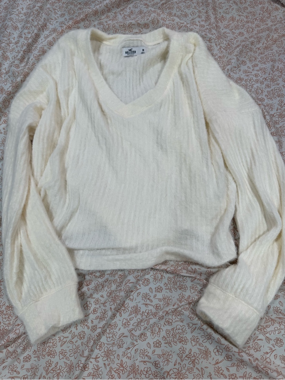 Hollister Women's Ivory V-Neck Ribbed Sweater